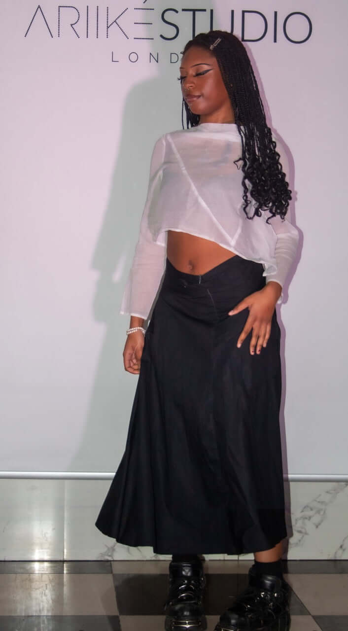 Cotton Poplin skirt with waist yoke and waist strap. The skirt has two deep front pockets and size zipper
